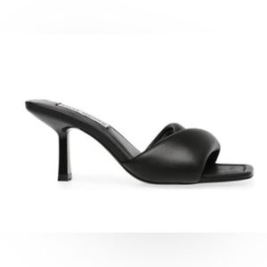 Like new!  Steve Madden Thai Sandal